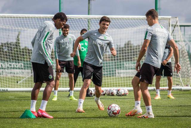 北京亦庄人形机器人半马冠军成绩超人类世界纪录